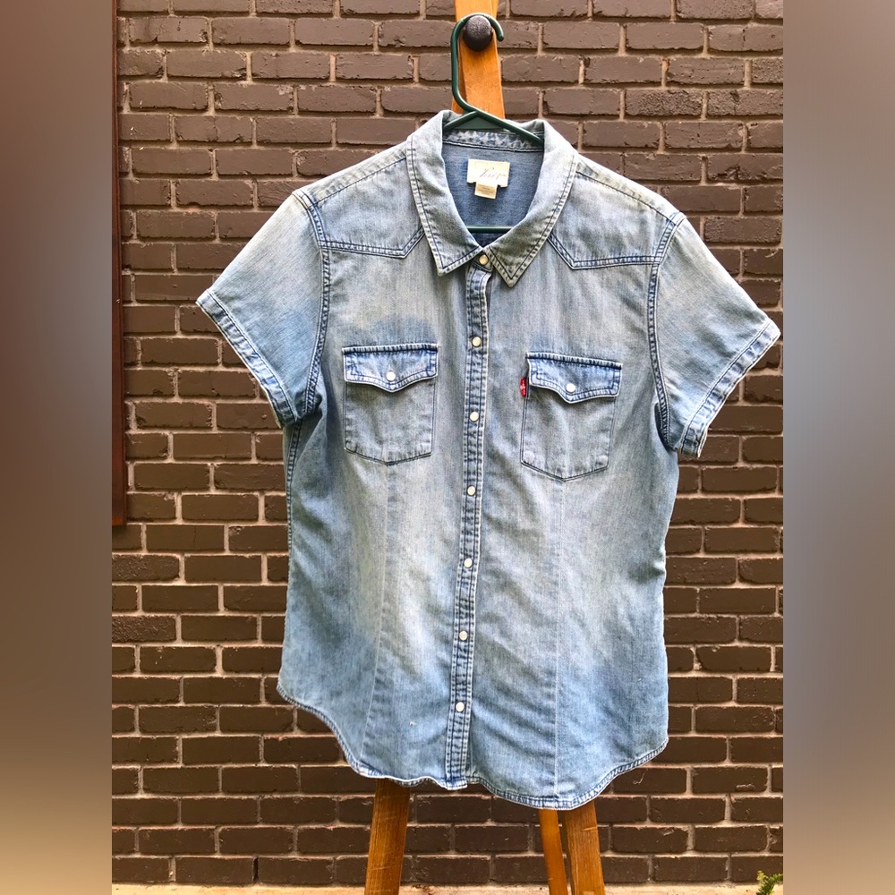 Levi’s Short Sleeve Denim Button Tee